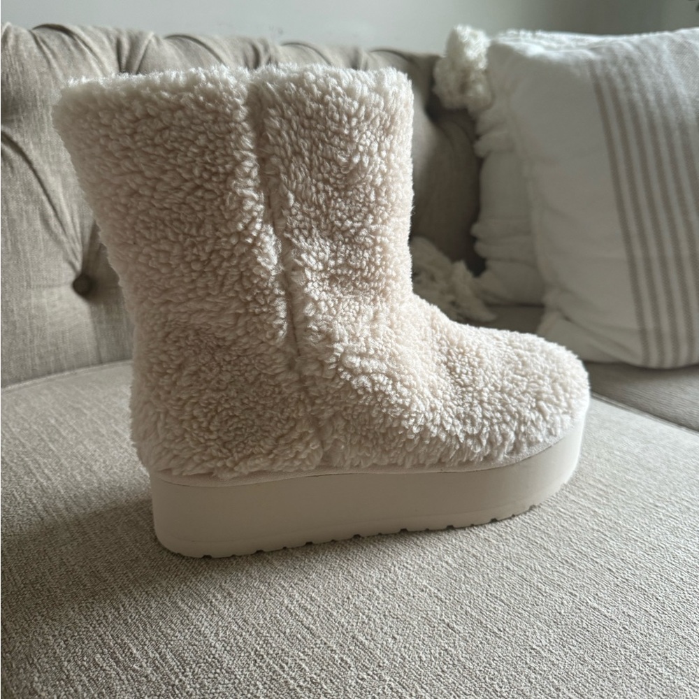 New in box never worn madden girl sherpa bootie platform